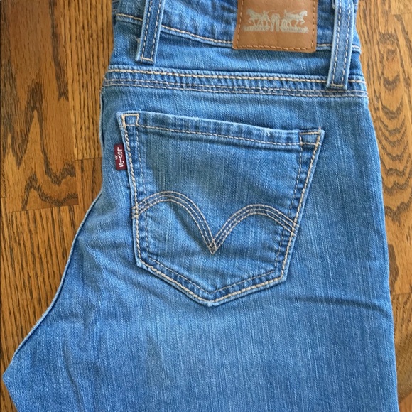 Size 4 Levi’s Capri Jeans. - Picture 6 of 7